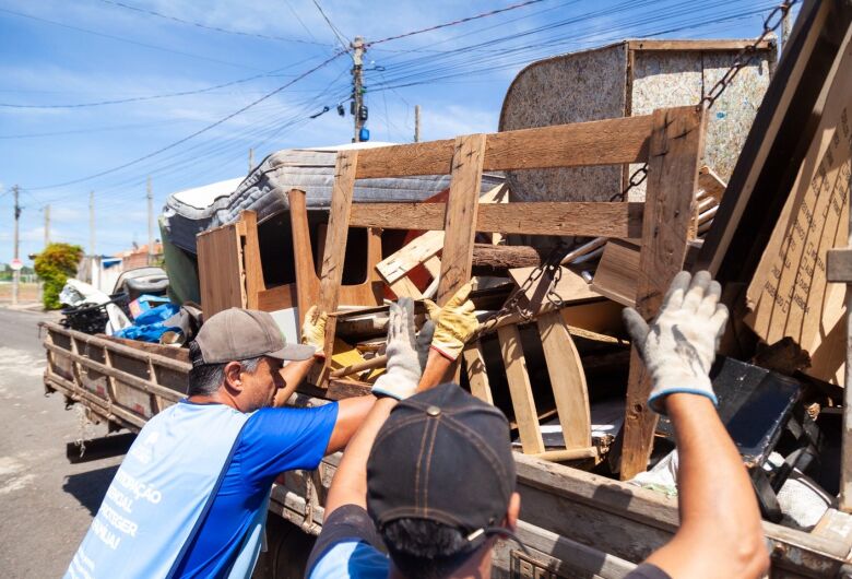 Mutirão contra a dengue recolhe 20 caminhões de resÃduos no Eduardo Abdelnur