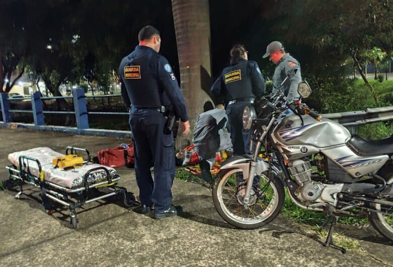 Motoboy fica ferido após perder o controle e bater em coqueiro na região da USP