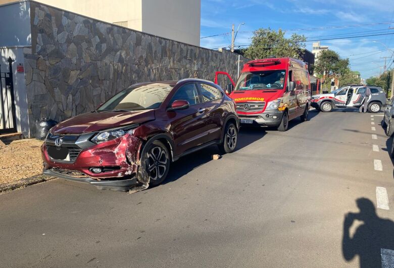 Motorista fica ferido após colisão entre dois carros no Centro de São Carlos