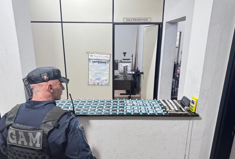 Dois adolescentes são detidos pelo GAM com drogas em ponto de tráfico no São Carlos V