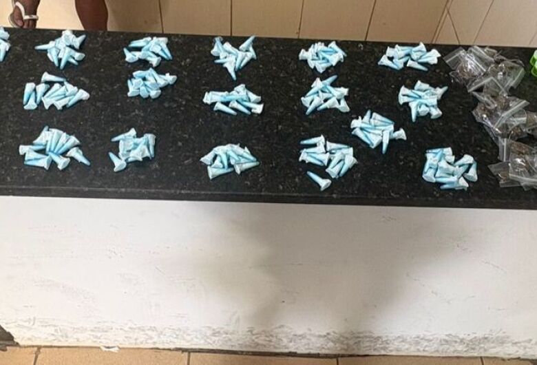 Adolescentes são detidos pela PM com drogas e dinheiro em telhado de residência no Santa Angelina