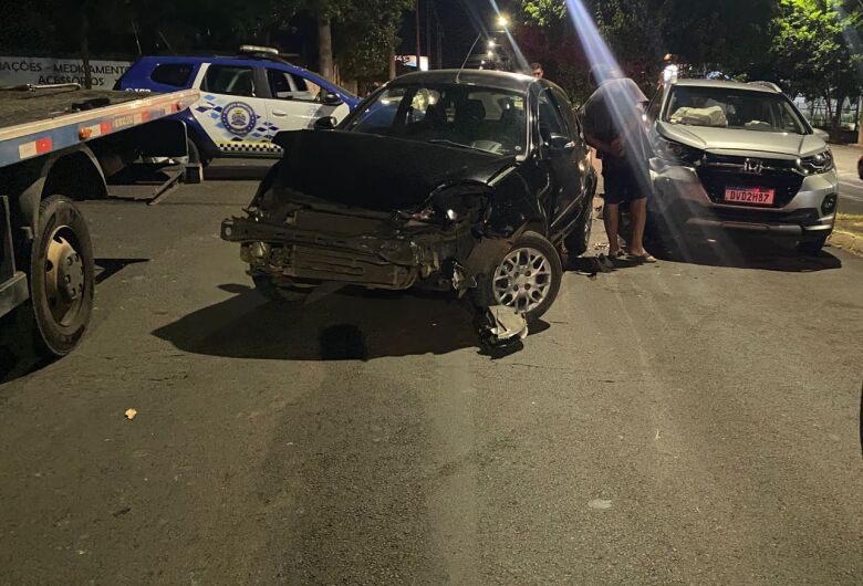 Colisão entre dois carros deixa motorista ferida no Santa Felícia