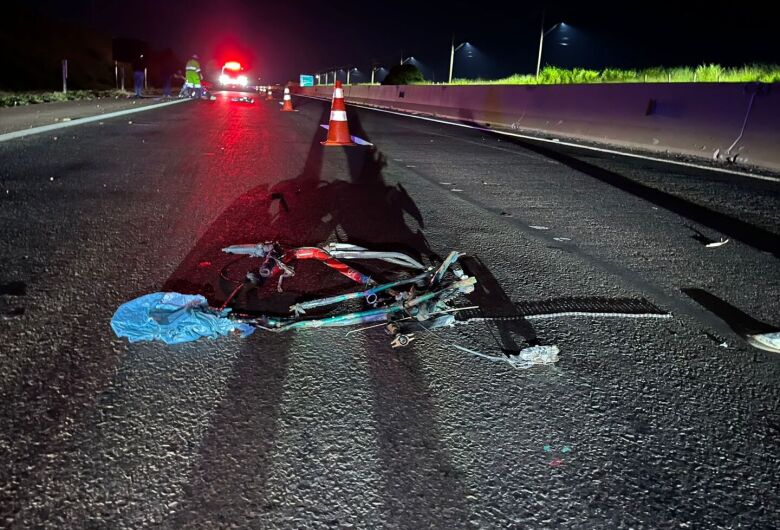 Ciclista morre após ser atropelado na SP-255