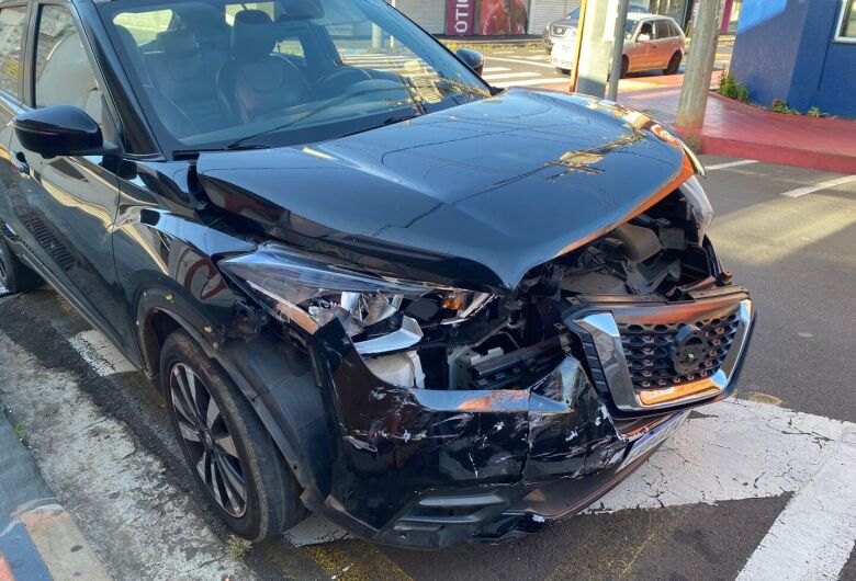 Colisão entre dois carros é registrada em cruzamento movimentado no Centro de São Carlos