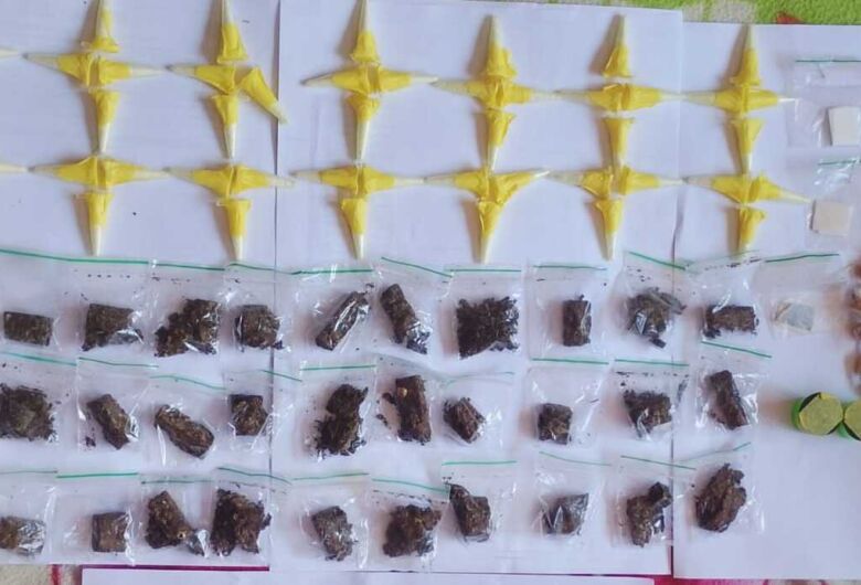 GCM encontra sacola com drogas escondida em árvore de Ibaté