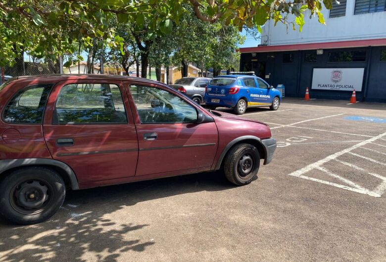 Guarda Municipal recupera carro furtado em área de mata no Jardim Tangará