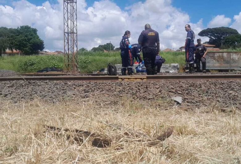 Homem morre e tem corpo partido ao meio após ser atropelado por trem no Centro de São Carlos
