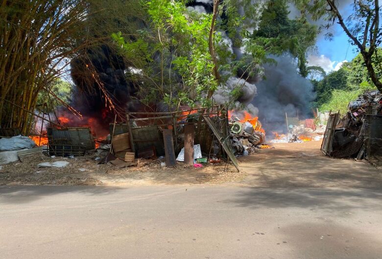 Incêndio atinge depósito de sucata e grande fumaça chama atenção em São Carlos