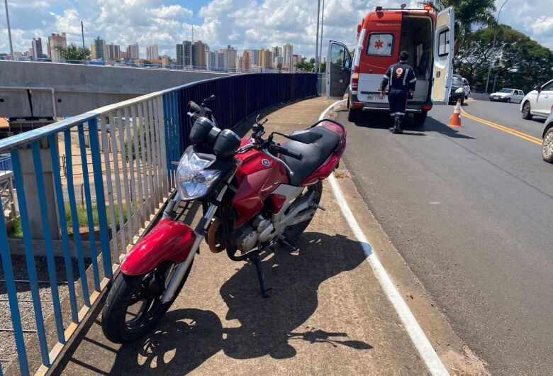 Motociclista fica ferido após queda em viaduto no Centro de São Carlos