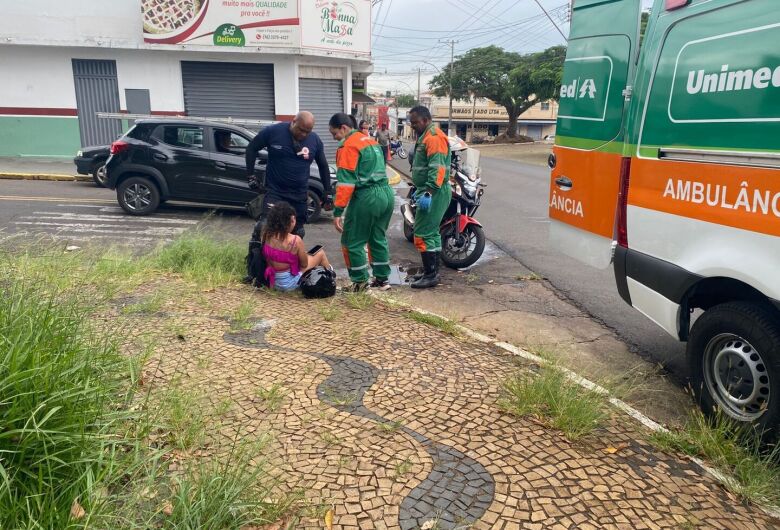 Motociclista fica ferida após colisão com carro na Vila Prado