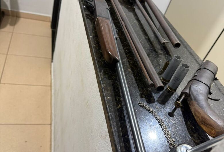 Jovem é preso pela Força Tática após disparos e quatro armas são apreendidas no Lagoa Serena