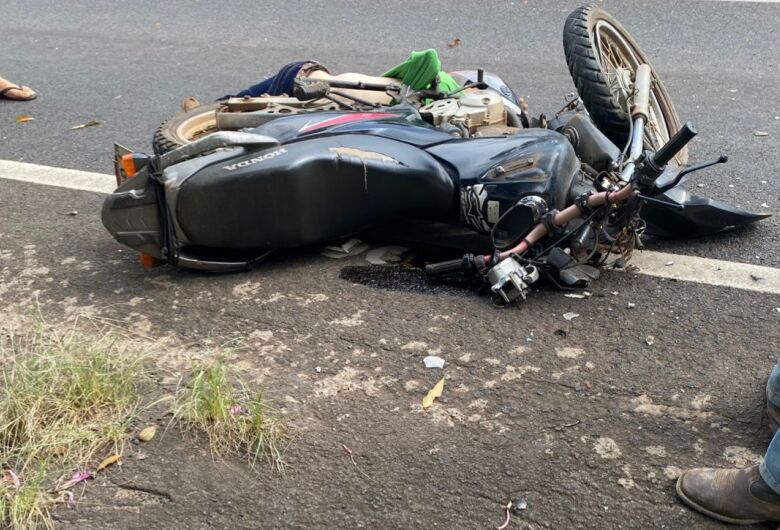 Motociclista morre após colidir em traseira de caminhão na SP-215 em São Carlos