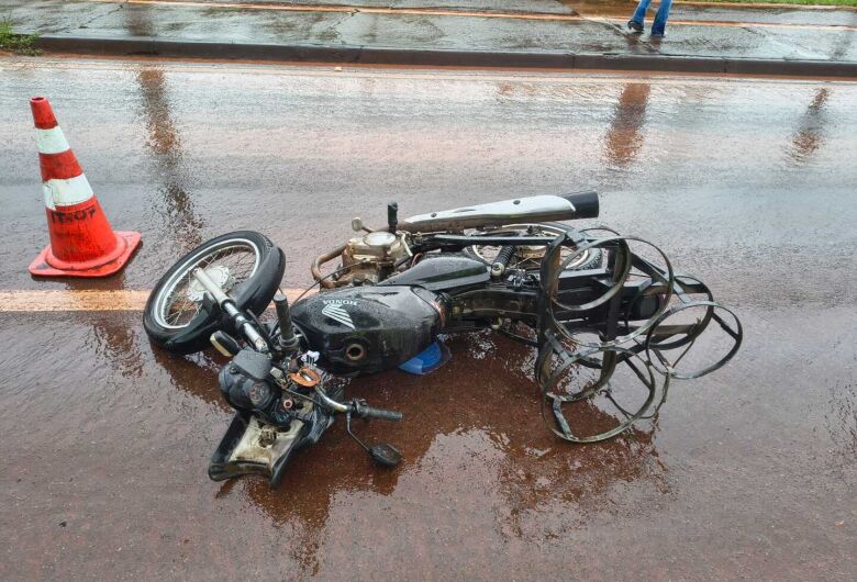 Motociclista morre após colidir na traseira de caminhão em via de acesso da região