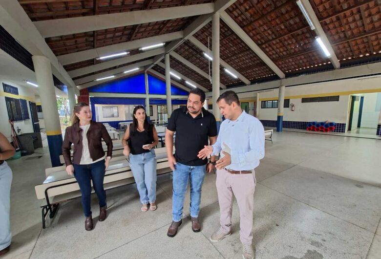 Roselei Françoso visita CEMEI Homero Frei após relatos de escorpiões e determina novas medidas de prevenção