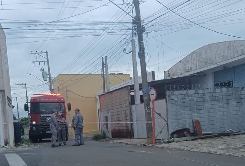 Fio de energia se rompe e deixa moradores sem energia na Vila Isabel