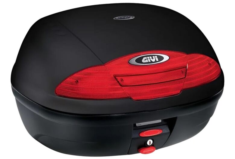 Forte chuva em São Carlos faz motociclista perder baú com documentos; família pede ajuda para encontrar