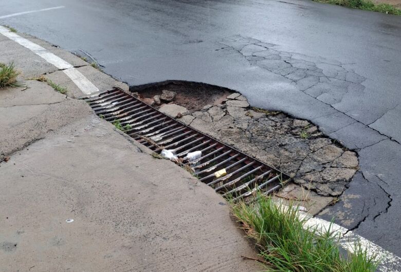 Morador reclama de buraco no Jardim Ricetti