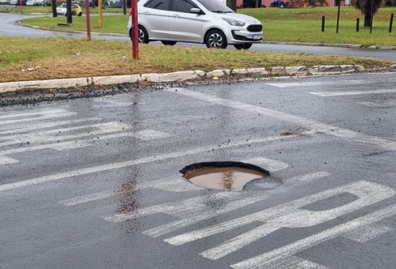 Moradores denunciam buracos em avenidas e cobram manutenção
