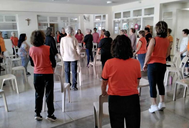 Centro de Referência do Idoso oferece oficinas de percussão corporal e dança circular