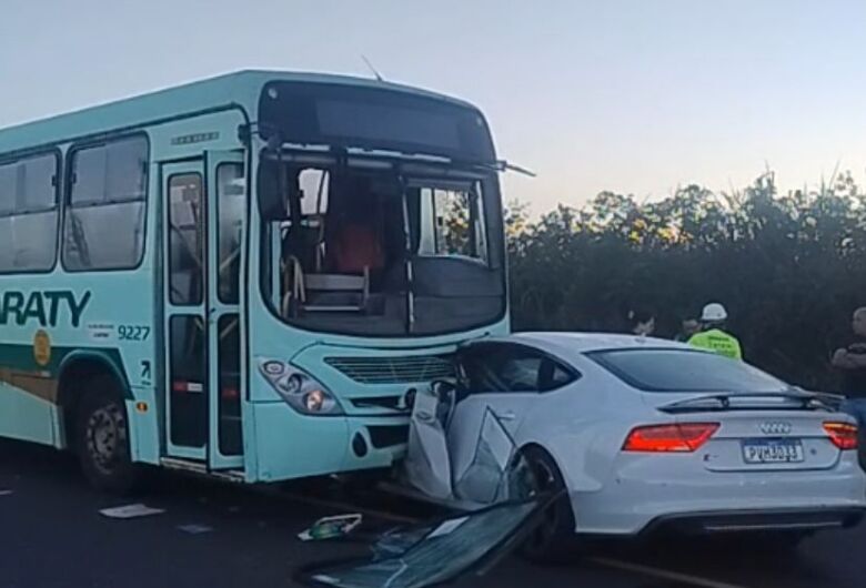 Motorista fica ferido após ônibus invadir contramão e bater de frente com carro na SPA-257 