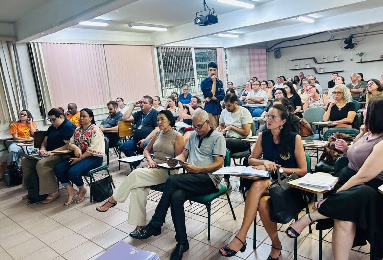 Presidente da Câmara de São Carlos reforça combate ao feminicídio em encontro com educadores da rede estadual