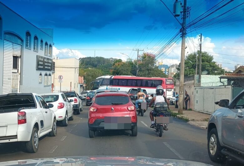 Ônibus quebrado provoca congestionamento no Jardim Bandeirantes