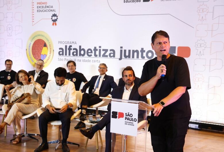 Escolas de São Carlos são premiadas por desempenho em alfabetização e recebem recursos