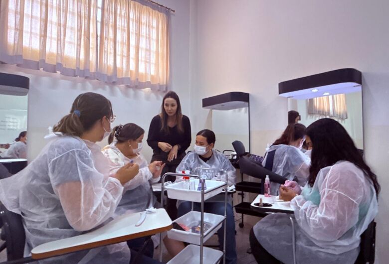 Curso gratuito de esmaltação em gel capacita mulheres e incentiva geração de renda