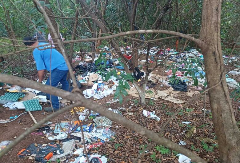 Prefeitura de Ibaté realiza limpeza de área pública após ocupação irregular