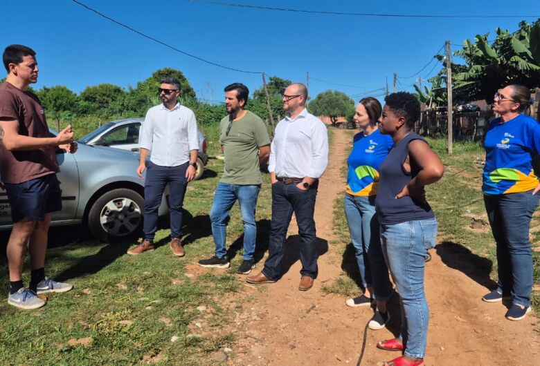 Primeira-dama visita ocupação e anuncia apoio a famílias em área de risco