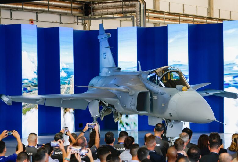 Lula batiza primeiro caça Gripen produzido no Brasil
