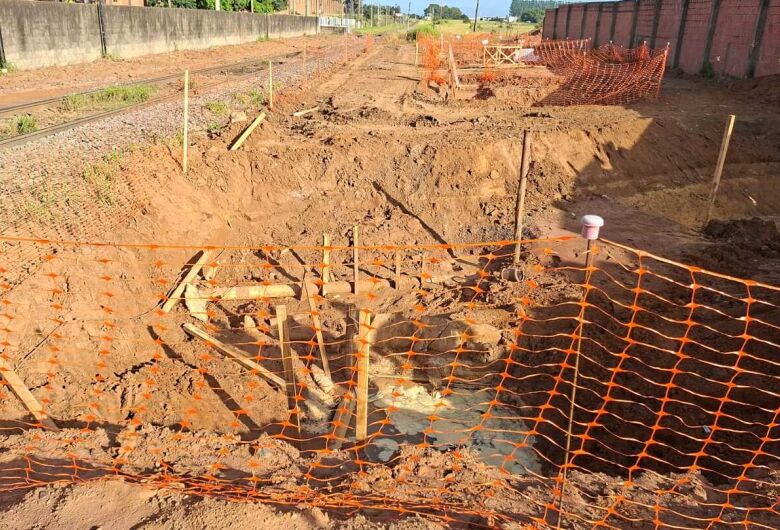 Prefeitura de Ibaté realiza desvio de rede de água para continuidade de obra de passarela no Jardim Bandeirantes