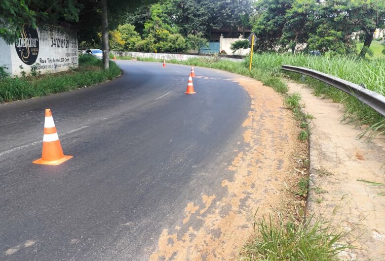 Motoboy fica ferido após cair em mancha de óleo na "Curva do Joinha"