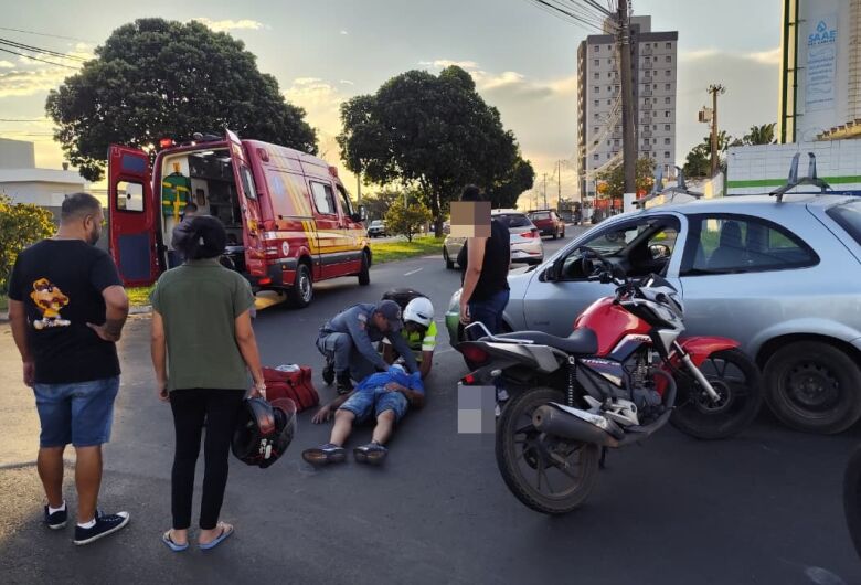Casal fica ferido após colisão entre moto e carro em rotatória na Bruno Ruggiero
