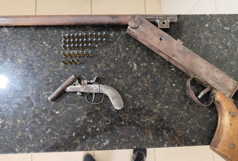 ROCAM localiza plantação de maconha em estufa e apreende armas em chácara na SP-215