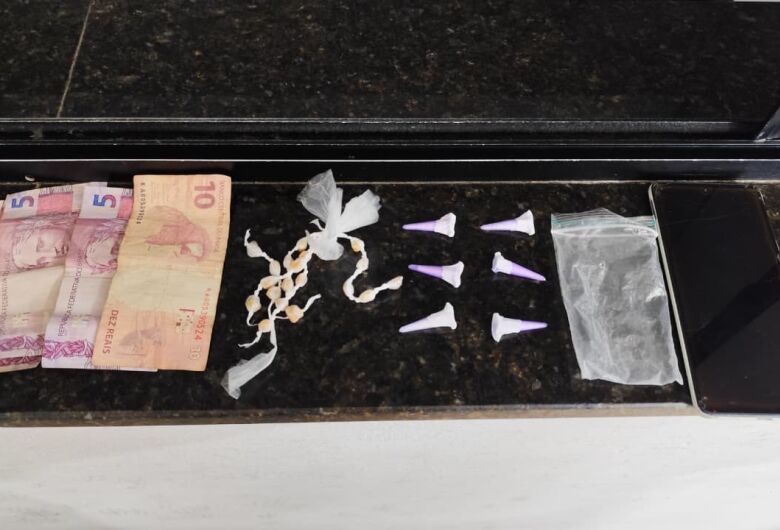 Casal é preso pela GCM com drogas e dinheiro em ponto de tráfico no Jardim Botafogo