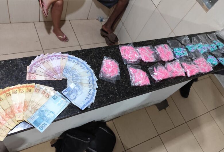 Homem suspeito de abastecer pontos de tráfico é preso com drogas pela Força Tática no São Carlos 8