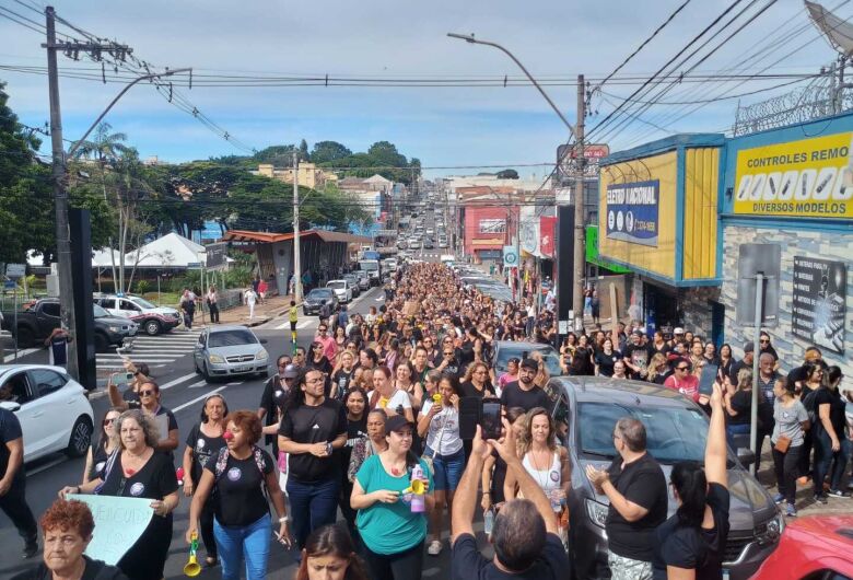 No primeiro dia da paralisação, servidores fazem passeata até a Prefeitura