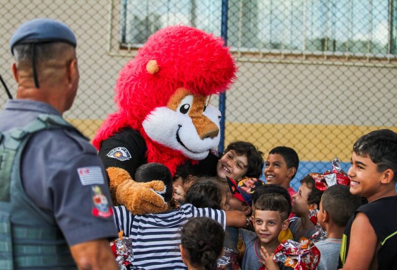 Ação solidária da PM leva ovos de Páscoa a alunos em Santa Eudóxia