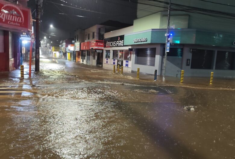 Chuva forte causa alagamentos em São Carlos