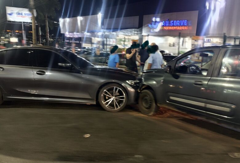 Colisão envolvendo BMW é registrada na Avenida São Carlos