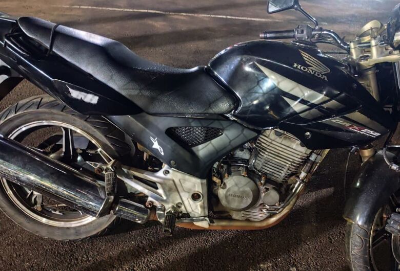 Adolescentes são apreendidos com motocicleta furtada em Ibaté