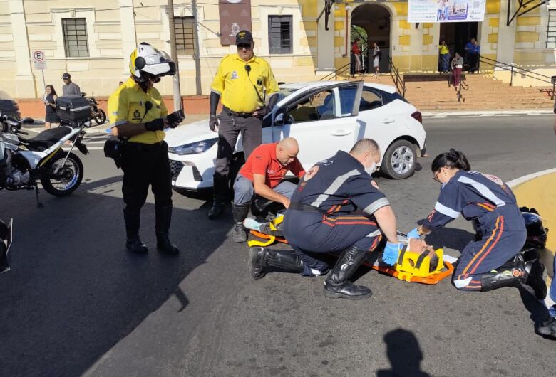 Colisão entre carro e moto deixa homem ferido no Centro 