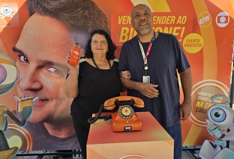 Big Fone movimenta Praça do Mercado e reúne centenas de fãs em ação da ACISC em São Carlos