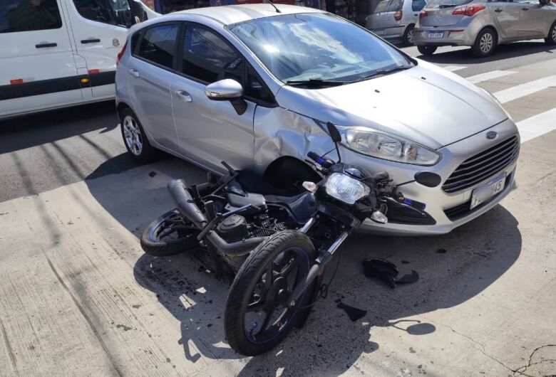 Colisão entre moto e carro deixa mulher ferida na avenida São Carlos