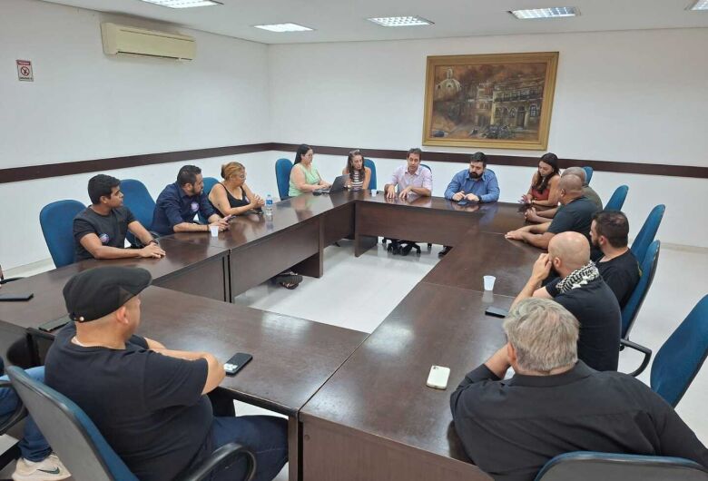 Prefeitura de São Carlos recebe sindicato e servidores em greve para discutir contraproposta