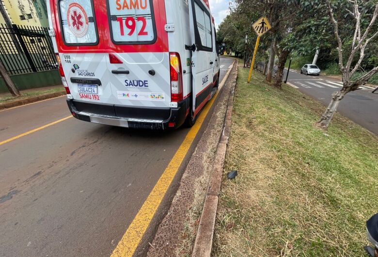 Queda de moto deixa dois jovens feridos na região do Shopping São Carlos