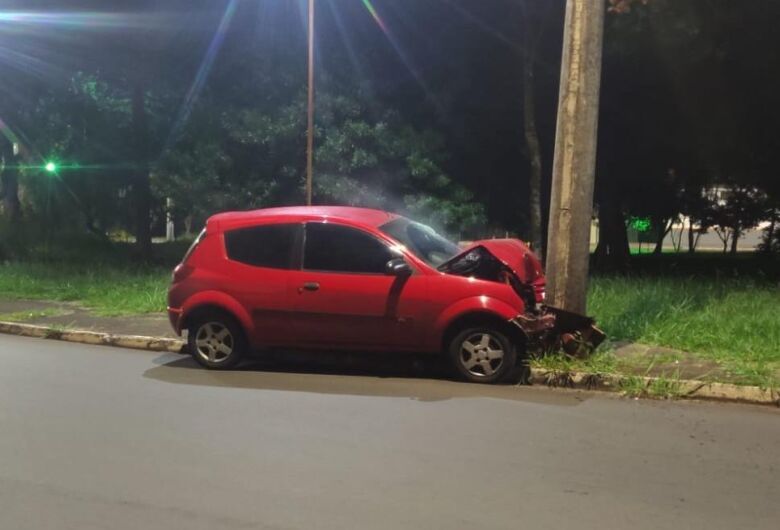 Carro colide contra poste no Santa Felícia durante a madrugada