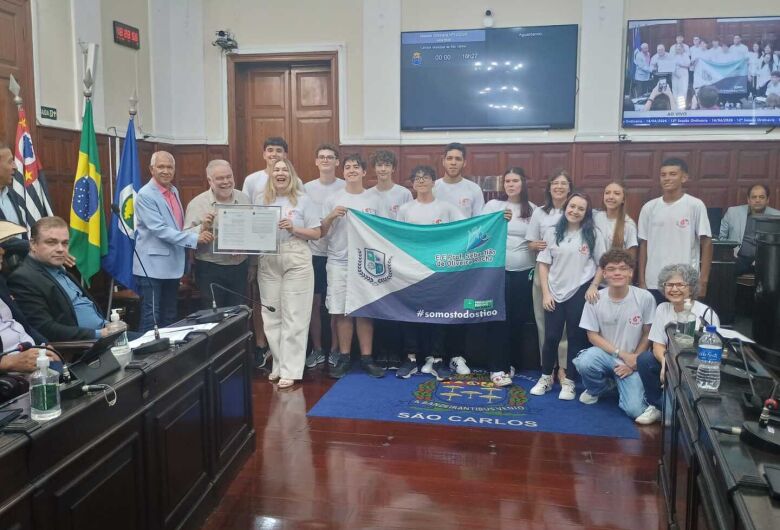 Escola Sebastião de Oliveira Rocha é homenageada pela Câmara Municipal