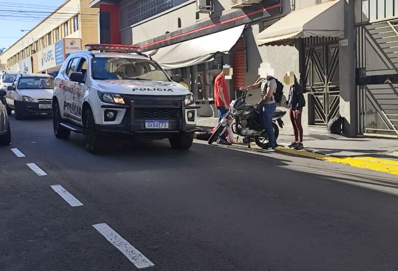 Motociclista fica ferido após colisão traseira no Centro